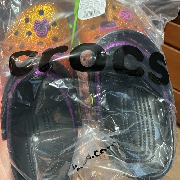 Hocus Pocus Crocs Disney Parks Halloween Clogs BRAND NEW - Picture 3 of 4